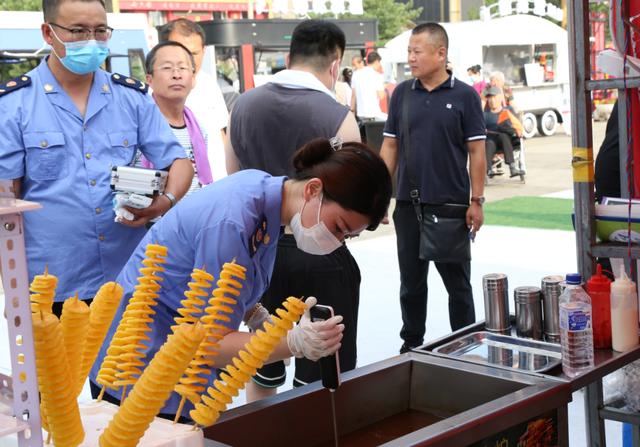 中国质量新闻网讯 为有效规范"消夏旅游节"渤海湖夜经济食品摊贩的