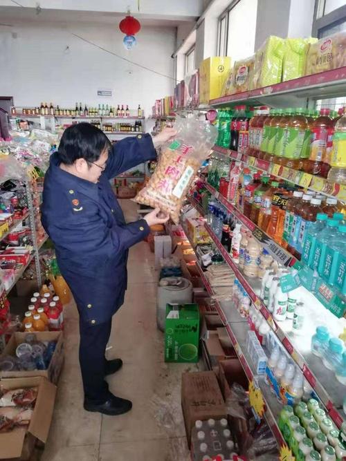 1月8日,苏店市场监管所执法人员对辖区内食品经营户开展"两节"期间